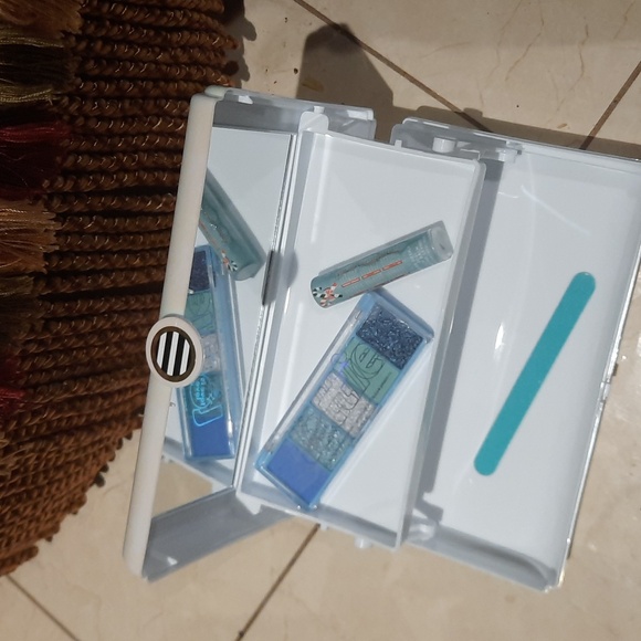 NWT Iridescent COSMETIC CASE /MIRROR  &FREEBIES Eye Shadow Lip Balm Nail File - Picture 3 of 6